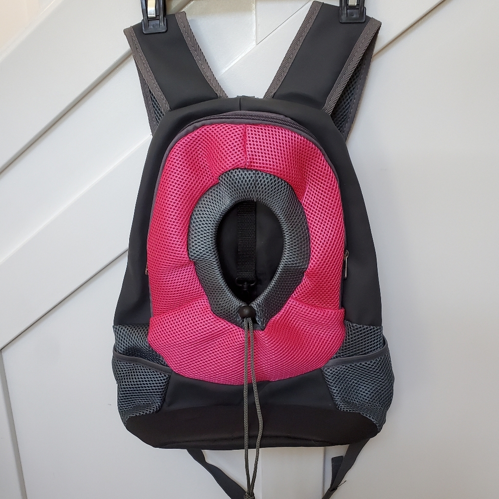 Small dog or cat knapsack carrier